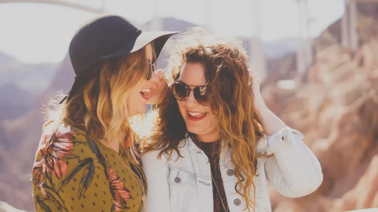 Nell'immagine si vedono due ragazze che ridono.